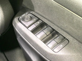 【電動格納ミラー】サイドミラーは電動格納式となっており、狭い駐車場でもキズがつくリスクを抑えられます。