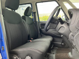 運転席からの視界は広く、運転しやすい環境です。シートは座り心地が良く、長距離運転も快適。落ち着いた空間でドライブを楽しめます。