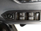 パワーウィンドウスイッチで運転席から全席の窓の開閉ができます。
