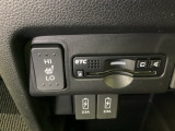 前席の左右別々のシートヒータースイッチが付いており、2段階で温度設定ができます。その間にETCや、スマートフォンなどに使える充電可能USB端子が2個ついています。