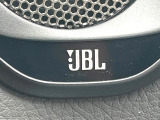 【JBLサウンドシステム】メーカーオプションの高品位サウンドシステムを搭載。専用のチューニングが施された大小様々なスピーカーから良質なサウンドが奏でられ、臨場感あふれる音響空間を演出します。