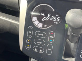 【オートエアコン】一度お好みの温度に設定すれば、車内の温度を検知し風量や温度を自動で調整。暑い&hellip;寒い&hellip;と何度もスイッチ操作をする必要はありません。快適な車内空間には必須の機能ですね♪