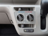 マニュアルエアコンを装備しております!シンプルで使いやすいですね♪