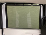 ロールサンシェイドは、太陽光を防ぐので冷房の効きを良くする効果もあるんです。エアコンを控えめにすれば燃費向上も見込めますよ。