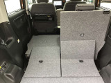 リヤシートを倒すと大きな荷物も搭載可能です。