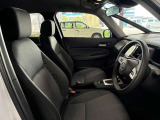 運転席の画像です。足元やシートまわりに余裕があり、リラックスした姿勢で運転が可能です。視界も良好で操作系へのアクセスもしやすく、快適で安心感のあるドライブをサポートします。