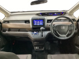 車内は光触媒抗菌消臭施工済です。スタイリッシュなデザインで暖かみのあるインパネ周りを演出します。グローブボックスやカップホルダーのほかにトレーなどたくさんの収納スペースが装備されています。