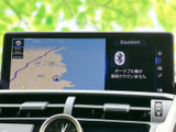 見やすい地図画面で、目的地までスムーズに案内します。交通情報も表示され、渋滞回避にも役立ちます。運転が楽になりますね。