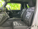 運転席周りはシンプルで使いやすく、操作性にも優れています。必要な情報を一目で確認できる配置で、安全運転をサポートします。快適なドライビングを。