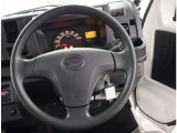 ハンドルから手を放さずに操作出来ますので、安全運転にもつながりますね