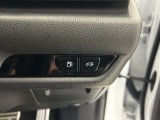 両手が荷物で塞がっている時にはコレ!パワーバックドアで開閉ラクラクです。バックドアに手が届かない時も、リモコンで開閉の操作が可能です。もちろん、荷物もたっぷり積めます。