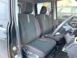 運転席シート廻りは使用感も少なく、良好な状態となっています。前オーナー様が丁寧に使っていたことがよくわかりますね。