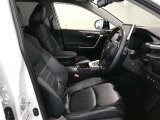 高いホールド性で運転姿勢が安定します。長距離ドライブでも疲れにくいのが魅力です。快適なドライビングライフをお送りください♪