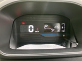 見やすいメーター類が、運転に必要な情報を的確に伝えます。シンプルながらも機能的なデザインで、運転に集中できます。