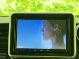 停車中にはTV視聴も可能。休憩時間などにリラックスできます。様々なエンターテイメントを車内でお楽しみください。(※走行中の視聴は禁止です)。