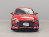 スポーティさと落ち着いた印象が同居したフロントマスク。LEDヘッドライト付き