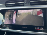●360度カメラ『車両の4つのカメラから得た映像を合成し、上空から眺めているような映像をモニターに映し出します。車両周辺の歩行者や障害物などの発見に役立ちます。』