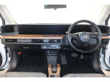 操作性に優れた運転席となります!小物入れや各ボタンの配置にこだわり、使いやすいです!座り心地もよく視認性も良好なのでロングドライブもお任せ下さい!