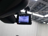 交通事故処理の迅速化等、運転中の「万が一」を記録してくれ、もしもの時も心強いドライブレコーダーを装備しています。