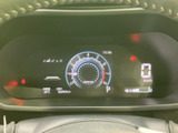 見やすいメーターで、運転に必要な情報をしっかり確認できます。デザインも洗練されていて、運転席をスタイリッシュに演出します。走行情報も一目でわかります。