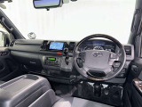 運転席まわりです。 各操作スイッチは使いやすい位置に配置されてます。