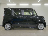 リアには左右スライドドアを採用。狭い駐車場でも開閉しやすく、強風の日でもドアが煽られにくくなっております。小さなお子さまやご年配の方も安心して乗り降りできます。