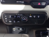 運転席からも手が届きやすく、操作しやすい空調コントロールパネル。オートエアコンなので操作の煩わしさが無くオールシーズン快適にドライブできます。快適空間で運転に集中できますね。