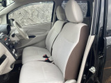シンプルで機能的な室内空間。使いやすい配置のスイッチ類や、運転に集中できる設計が魅力です。快適なドライブをサポートします。