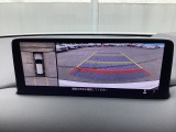 狭い場所での駐車やすれ違いなどでより的確な運転操作に役立つ360&deg;ビューモニターが装備されています。