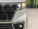 【LEDヘッドライト】悪天候や夜間走行時も良好な視界を確保し安心して運転できる高輝度LEDヘッドライトを装備!点灯速度が早く、消費電力も抑えられています。
