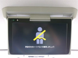後席モニター付きで、多人数でのドライブも楽しくなりますね。お子様のいらっしゃるご家庭にも人気の装備です。