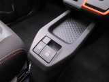 指先だけで操作ができる「電動パーキングブレーキ」搭載。オートモードの場合、シフトを「P」レンジにすると自動でパーキングブレーキが作動します。またアクセルを踏むと自動解除される為、発進がスムーズです。