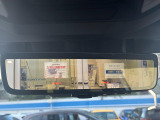 【スマートリヤビューミラー】後席の大きな荷物や同乗者で後方が確認しづらい時でも安心!カメラが撮影した車両後方の映像をルームミラー内に表示。クリアな視界で状況の確認が可能です!