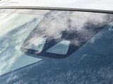 【スマートアシスト】走行中に前方の車両等を認識し、衝突しそうな時は警報とブレーキで衝突回避と被害軽減をアシスト。より安全にドライブをお楽しみいただけます。