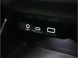 小物の収納に便利なセンタートレイには携帯等のデバイスの充電可能なUSB出力電源付です。