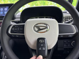 握りやすいステアリングは、運転操作をスムーズに。オーディオや通話機能の操作も指先ひとつで可能です。快適なドライビングをサポートします。