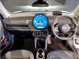 【機能的なコントロール・パネル】ドライバーがより直感的に操作できる様、コントローラーとスイッチ類を統合。きわめて高度な機能性と快適な操作フィーリングを実現しました☆