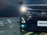 白い光で明るいLEDヘッドライト。車両を検知し、24灯のLEDヘッドライトが対向車や先行車を避けるようにして自動でハイビームの照射範囲を切り替えてくれるアダプティブヘッドライトも付いています!!