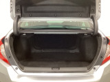 ラゲッジも広く使いやすいトランクは、開口部も広く荷物の積み下ろしもしやすいお車となっております。リアシートの背もたれは6:4の割合で分割して可倒できるので、長いお荷物などを載せることもできます。