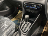 操作しやすいATシフトです♪シフトチェンジを気にしなくていいので運転だけに集中できますね!自然と手に届くところにある、手になじむ形状のシフトノブがいいですね♪