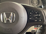 ハンドルにHondaセンシング系のクルーズコントロールやレーンキープアシストなどの操作スイッチが装備されています。ハンドルから手を離さず安全に操作できます。