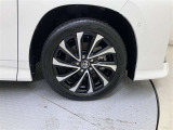 純正のアルミホイール装着。タイヤサイズは205/55R17