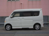 純正アルミで全体的にデザインがまとまっています。車も人も、オシャレはまずは足元からですね。