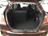 後席は分割可倒式で、用途に合わせてアレンジ可能。荷物の量や乗車人数に応じて柔軟に使える便利なシートです。
