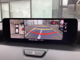 狭い場所での駐車やすれ違いなどでより的確な運転操作に役立つ360&deg;ビューモニターが装備されています。
