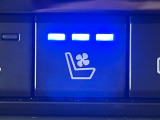 【シートヒーター&ベンチレーション】夏場は涼しい風でお尻や背中の熱やムレを防ぎ、冬はエアコンよりも早く温まってポカポカに!季節を問わず快適に過ごせます。