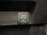 【アクセサリーソケット(電源ソケット)】電源からケーブルをつなげば、スマートフォンなどの電子機器の充電などを行うことができます!ゲーム機器や、カメラの充電にも便利ですね。