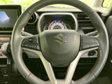 握りやすいステアリングは、運転操作をサポート。スポーティなデザインで、スタイリッシュな印象を与えます。操作性も良好です。