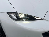 【LEDヘッドライト】悪天候や夜間走行時も良好な視界を確保し安心して運転できる高輝度LEDヘッドライトを装備!点灯速度が早く、消費電力も抑えられています。