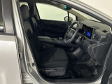 運転席側にはシートリフター機能が付いております。自分のスタイルに合った運転姿勢がとれ、快適に運転することができます。